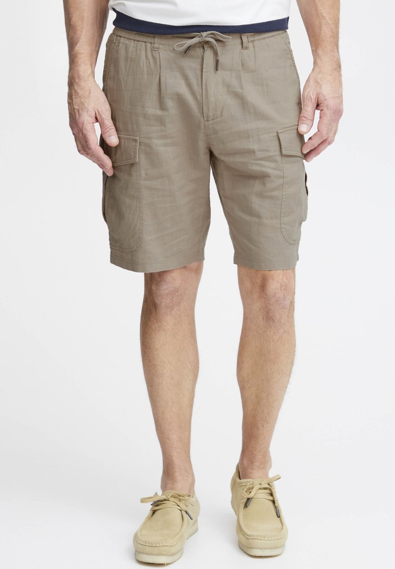 Beiga cargo-shorts i lätt material, med elastisk midja och dragsko, sidfickor och en avslappnad passform.