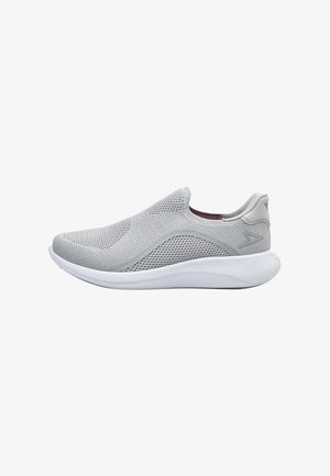 Pantof slip-on gri deschis cu partea superioară din plasă respirabilă, model texturat, talpă albă amortizată și un design subtil de accent pe călcâi.