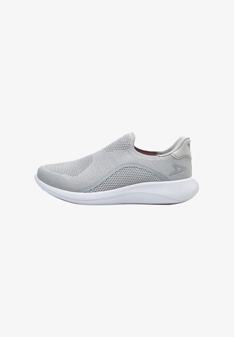 Baskets grises claires sans lacets avec une tige en maille respirante, un motif texturé, une semelle blanche rembourrée et un design d'accent subtil sur le talon.