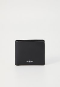 Svart läderplånbok med rektangulär form. Har en Calvin Klein Jeans-logotyp och synliga sömdekorationer. Slät yta.