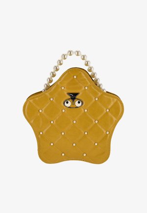 Gul, quiltet håndtaske med en stjerneform, udsmykket med perleaccents og en ugleformet lås. Har et perlehåndtag.