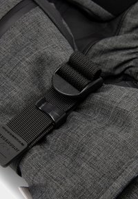 Guanto in tessuto grigio con superficie texturizzata, polsino rinforzato con una fibbia e una cinghia nera per una chiusura sicura.