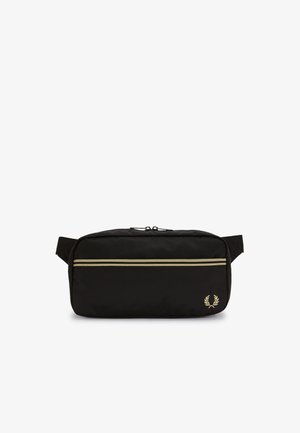 Marsupio nero con strisce orizzontali beige, scomparti con cerniera, spallacci regolabili e un piccolo logo a corona d'alloro nella parte anteriore in basso a destra.