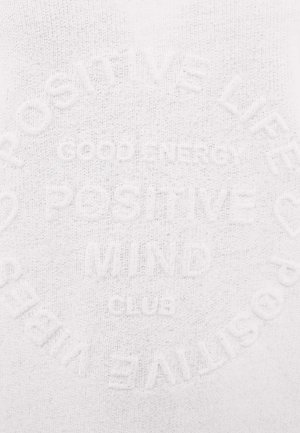 Geprägter weißer Stoff mit erhabenem Text „Positive Mind Club“ und „Good Energy“, umgeben von kreisförmigem Text und Herzformen.