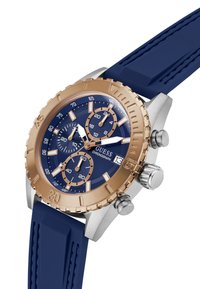 Une montre chronographe bleue avec une lunette en or rose, des accents argentés et un bracelet en caoutchouc bleu, affichant des détails de cadran complexes et une fonction de date.