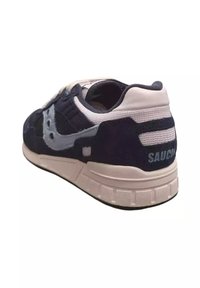 Sneaker in suede navy e grigio con un design testurizzato, suola ammortizzata e accenti bianchi a contrasto. "Saucony" è visibile sulla parte posteriore.