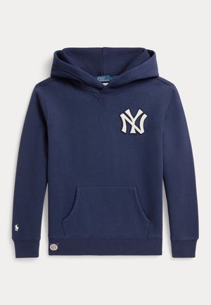 Tmavomodrá mikina s kapucňou a klokankovým vreckom, bielym logom "NY" na hrudi a malým emblémom Polo Ralph Lauren na manžete ľavého rukáva.