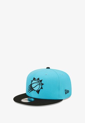 Blaues Snapback-Cap mit schwarzem Schirm, versehen mit einem Basketball- und Sonnenlogo auf der Vorderseite. Hergestellt aus strukturiertem Stoff, mit fester Form.