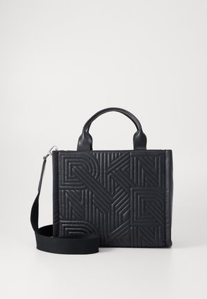 Mustikkalettu mustasta nahasta, jossa on kaksi yläkahvaa ja irrotettava olkahihna. Ominaisuuksiin kuuluvat geometriset kuvioinnit ja jämäkkä suorakulmainen muoto.