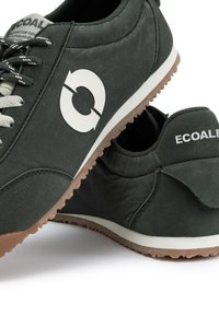 Paire de baskets Ecoalf vert foncé avec logo blanc sur les côtés, semelles blanches et brunes, et lacets noirs et blancs.