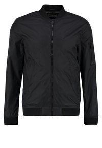 Svart bomberjacka i lättviktigt material, med frontdragkedja, ribbade mudd och nederkant, samt en ficka med dragkedja på ärmen.