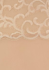 Beige kantstof met ingewikkelde draaiende patronen aan de bovenkant, met een gegolfde rand en een gladde onderlaag.