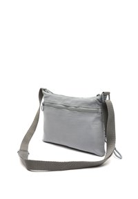 Borsa a tracolla grigia in tessuto con una texture liscia, tasca con zip e tracolla grigia regolabile. Forma rettangolare compatta.