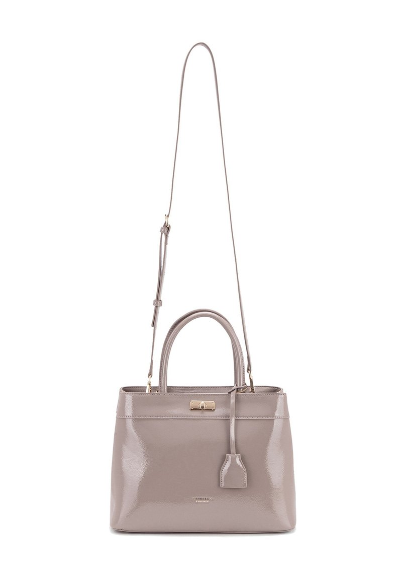 Borsa a mano in pelle verniciata beige con due manici corti, una tracolla removibile e una chiusura color oro. Presenta una texture discreta.