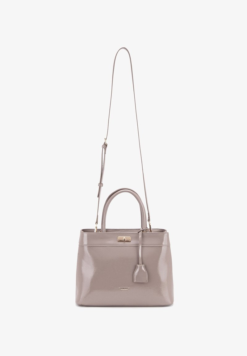 Borsa a mano in pelle verniciata beige con due manici corti, una tracolla removibile e una chiusura color oro. Presenta una texture discreta.