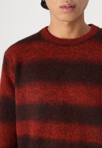 Selected Homme SLHRAI OMBRE CREW NECK - Pulover - red ochre/chocolate torte