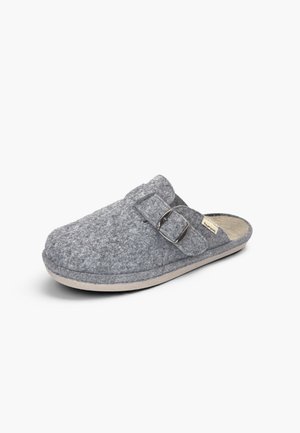 Sabot pantoufle gris en feutre, à enfiler, avec une large bride et une boucle métallique, sur fond blanc.