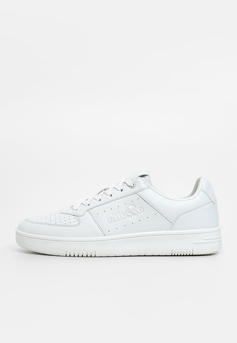 Weiße Ledersneaker mit perforierten Details, flachen Schnürsenkeln und einer strukturierten Gummisohle. Mit eingeprägtem Branding an der Seite.