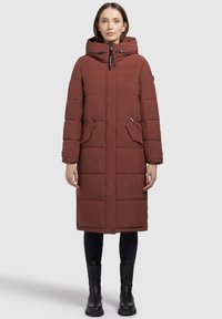 Gewatteerde bruine jas met een capuchon, rits aan de voorkant en zijzakken. Glad textuur, knie-lengte, met een moderne boxy vorm.