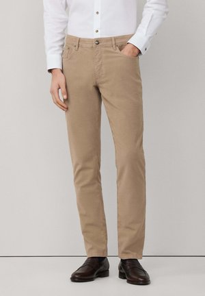 Beige katoenen broeken met een rechte pasvorm, voorzien van een voorknoopzak, een enkele knoopsluiting en subtiele stikseldetails.