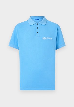 Lys blå kortermet polo-skjorte med svarte knapper og hvit "Karl Lagerfeld Jeans"-logo på venstre bryst.