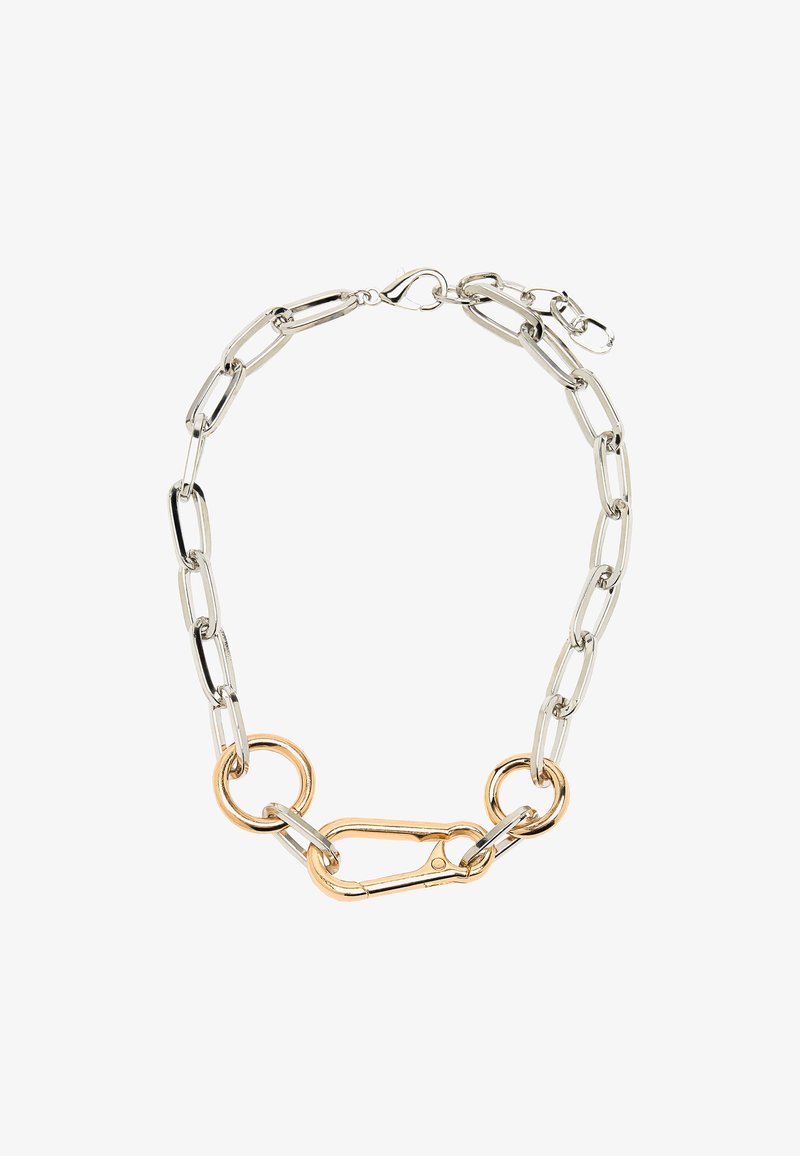 Srebrny metalowy naszyjnik łańcuszkowy z wydłużonymi ogniwami i złotymi akcentami. Zauważalny projekt zapięcia wkomponowany w łańcuch.