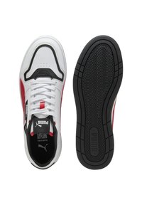 Sneakers bianchi con accenti neri e rossi. Presentano una tomaia in pelle liscia, design con lacci, colletto imbottito e suola in gomma testurizzata.