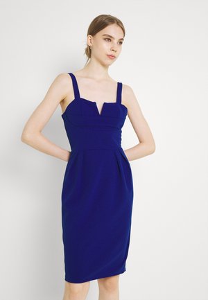 Vestido ajustado azul-marinho com alças largas, decote V profundo, corpo estruturado e drapeado na saia, feito de um tecido suave com um leve brilho.