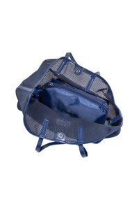 Marineblaues Netzhandtasche mit einer glatten Innenentasche und Lederbesätzen, zwei stabilen Griffen und einem Druckverschluss.