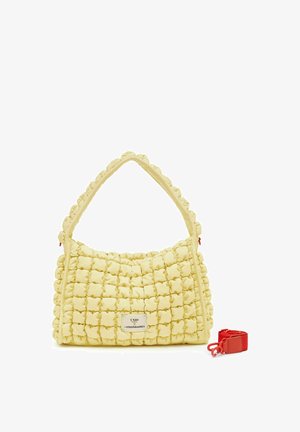 Gelbe gepolsterte Handtasche mit gesteppter Struktur, einem Tragegriff oben und einem abnehmbaren roten Schulterriemen daneben.