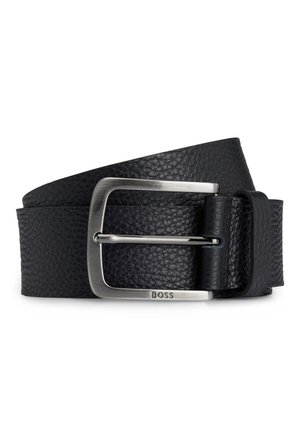 Zwarte leren riem met een gestructureerde afwerking en een rechthoekige gespsluiting in zilverkleur, met de merknaam "BOSS" erop gegraveerd.