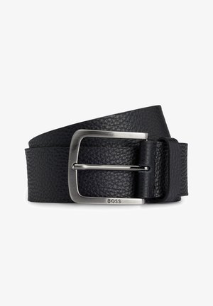 Ceinture en cuir noir avec une finition texturée et une boucle rectangulaire en métal argenté, portant le nom de la marque 'BOSS' gravé dessus.