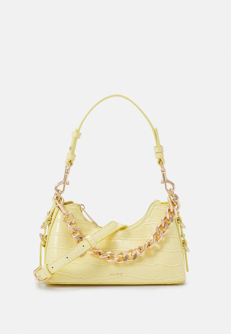 Petit sac à main jaune avec texture crocodile, doté d'une chaîne dorée et d'une bandoulière réglable sur fond blanc.