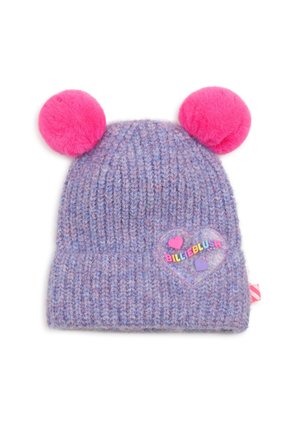 Bonnet tricoté violet avec deux pompons rose vif sur le dessus et un patch en forme de cœur avec un lettrage coloré "BILLEBLUSH" sur le devant.