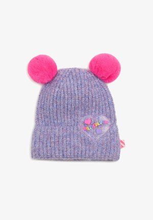 Bonnet tricoté violet avec deux pompons rose vif sur le dessus et un patch en forme de cœur avec un lettrage coloré "BILLEBLUSH" sur le devant.
