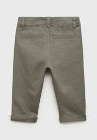 Pantaloni verzi khaki cu margini răsucite, confecționați din bumbac. Dispun de două buzunare la spate și bucle pentru curea. Textură netedă, fără modele.