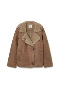 Chaqueta de imitación cuero marrón con cuello de borreguillo beige, dos bolsillos frontales y dos botones en la parte delantera.
