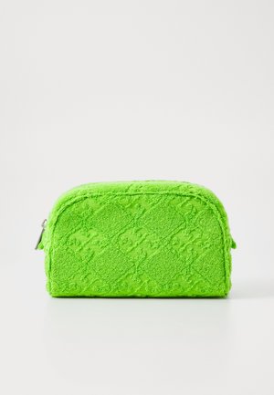 Bolsa verde texturizada com fecho de zip, apresentando um padrão de diamante. Feita de material macio e felpudo, possui bordas arredondadas e uma forma compacta.