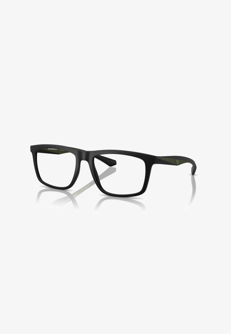 Occhiali da sole neri rettangolari con finitura opaca, caratterizzati da una forma audace e dettagli verdi sulle aste. Lenti trasparenti e design elegante.