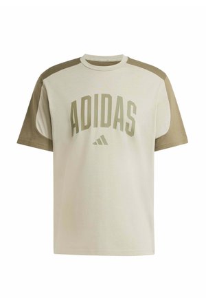 Camiseta Adidas de manga corta en beige con mangas verde oliva y texto con el logo centrado en la parte delantera.