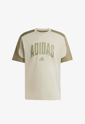 T-shirt Adidas a maniche corte beige con maniche verde oliva e logo centrato sul davanti.