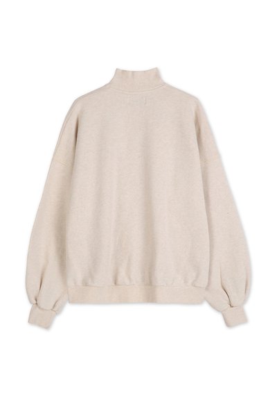 Maglione beige con collo alto, spalle scese e polsini ed orlo elasticizzati. Realizzato in tessuto morbido e testurizzato.