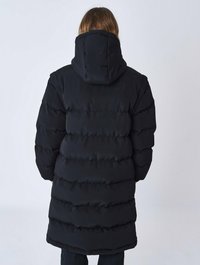 Sort pufferjakke med høj krave og vandret quiltning. Har et knælangt design og en glat, blank overflade.