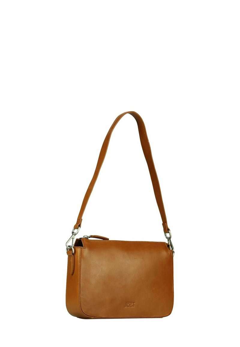 Borsa a spalla in pelle tan con texture liscia, forma rettangolare, tracolla regolabile e accessori in argento. Presenta un logo goffrato discreto.