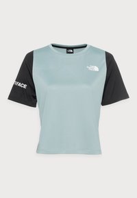 Světle modrá košile s krátkým rukávem a černými rukávy; na hrudi a rukávu se nachází logo "The North Face". Jednoduchý, sportovní design.