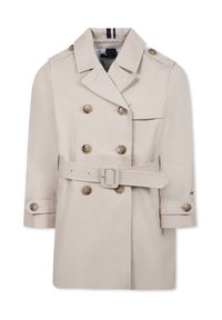 Trench coat beige realizzato in un tessuto liscio, con bottoni doppi, vita con cintura e colletto ripiegato.