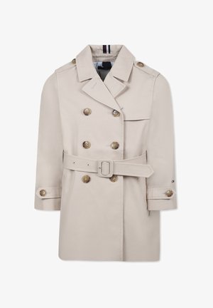 Trench coat beige realizzato in un tessuto liscio, con bottoni doppi, vita con cintura e colletto ripiegato.