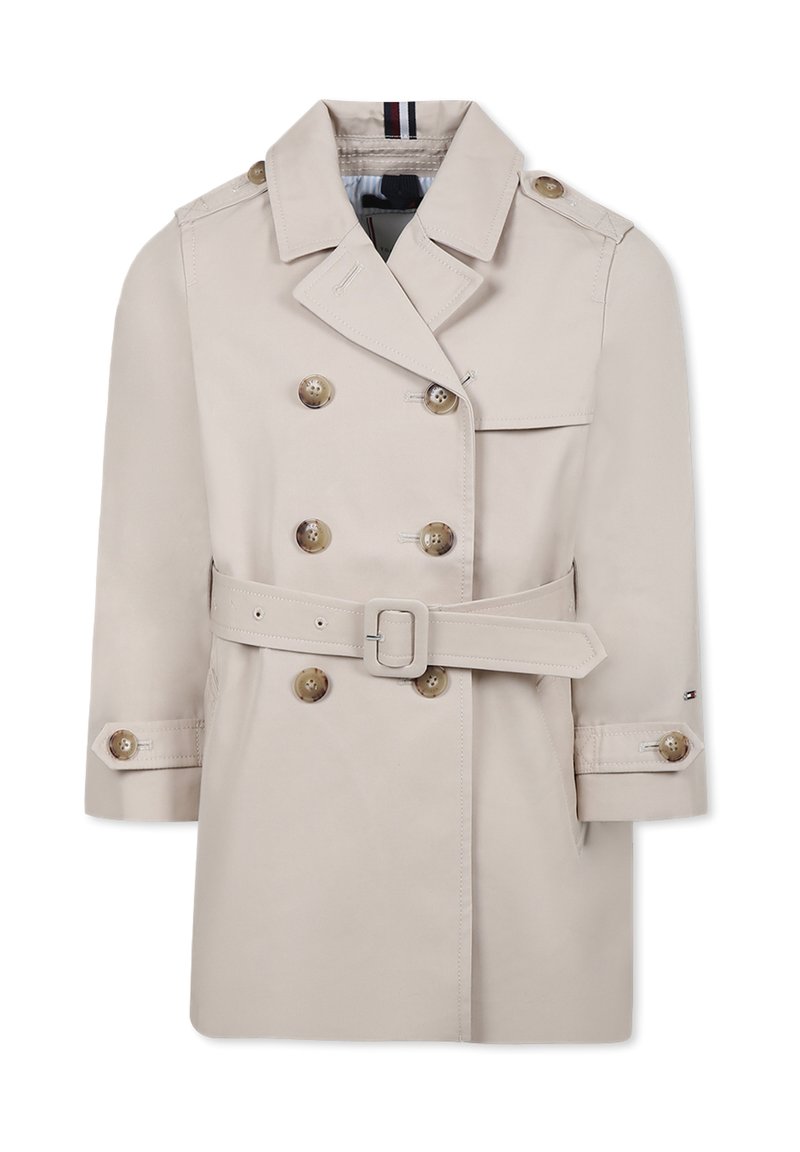 Trench coat beige realizzato in un tessuto liscio, con bottoni doppi, vita con cintura e colletto ripiegato.