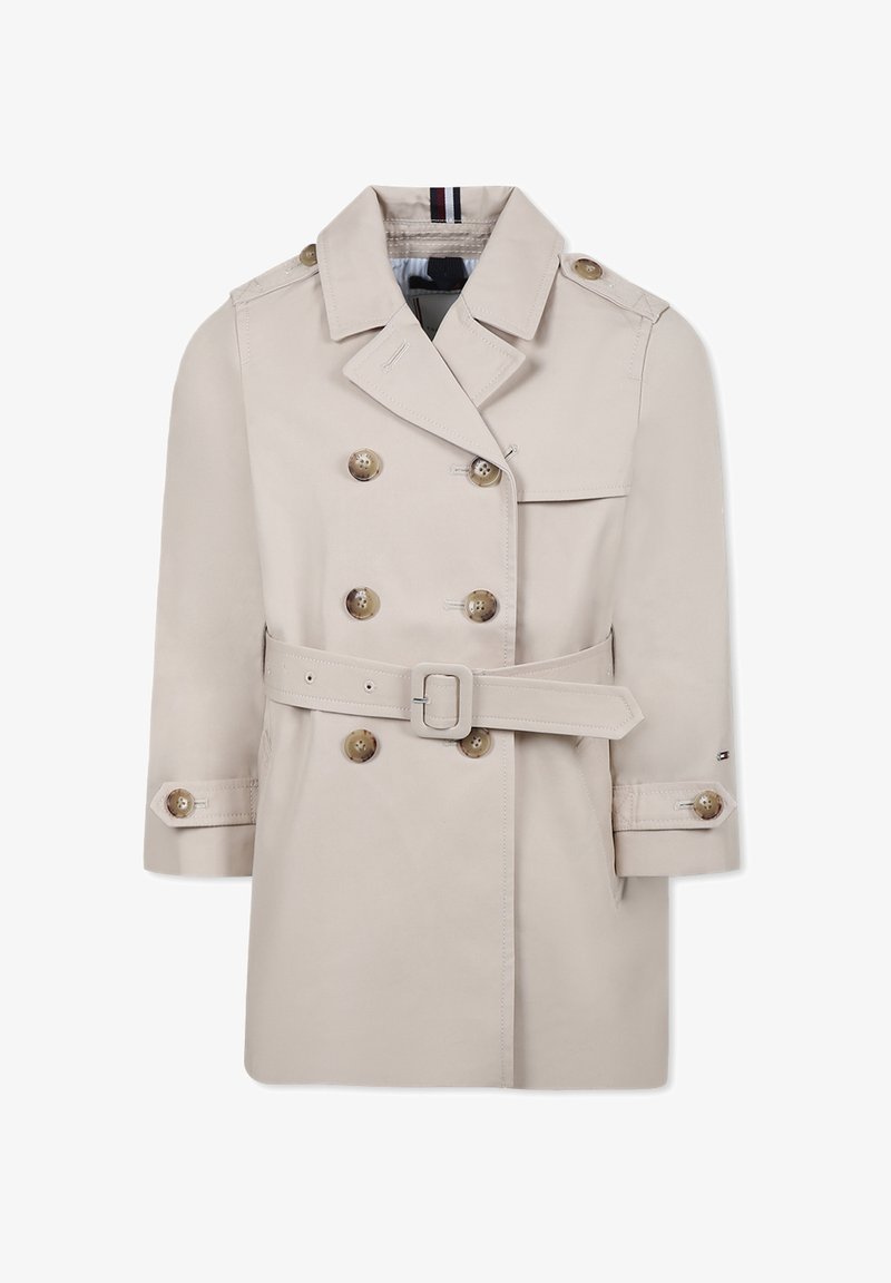 Trench coat beige realizzato in un tessuto liscio, con bottoni doppi, vita con cintura e colletto ripiegato.