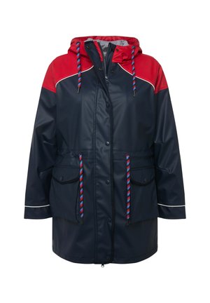 Marine waterdichte jas met rode accenten, capuchon, rits- en drukknoopsluiting, twee voorzakken en gekleurde trekkoorden. Voorzien van witte bies.